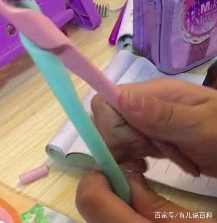 老师罚学生抄写，小学生拿出一样神器，网友：我小时候也用过！