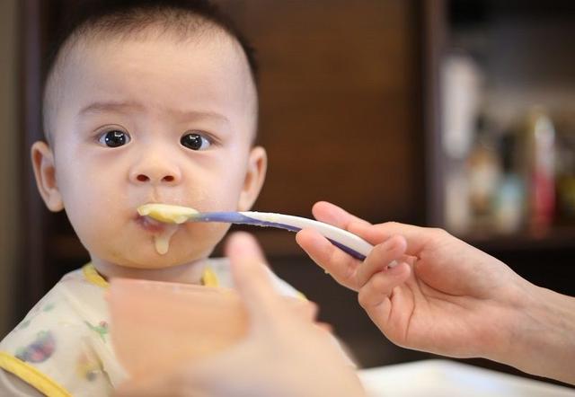 1岁宝宝怎么选辅食？这几个辅食添加的原则，建议妈妈了解一下