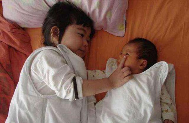 “大宝照书养，二宝照猪养”，结果引人深思！养孩子，方式不重要