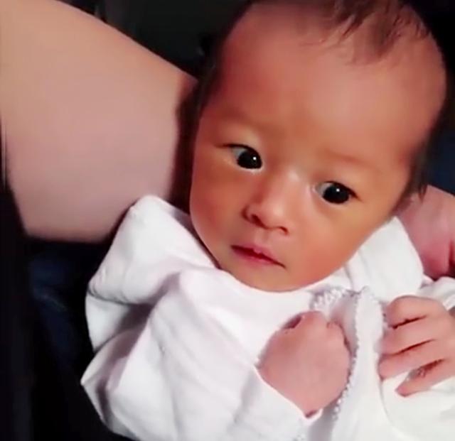 新生儿出生不到7天，大眼睛赛过很多成年人，网友们不淡定了