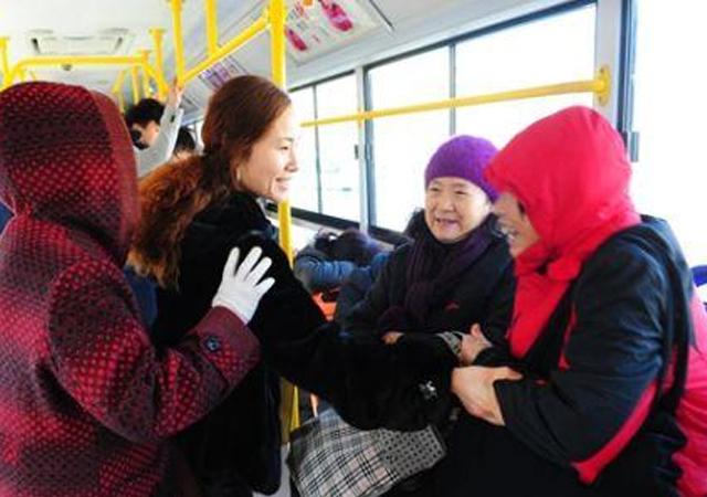 孕妇与老人的公交“座位之争”，这位孕妈的一席话，让车厢安静了