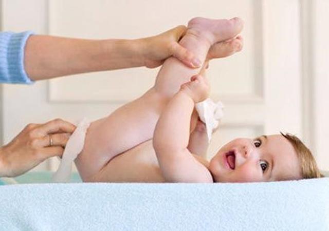 宝宝冬季红屁股，别再用爽身粉和湿巾了，教你4招轻松应对