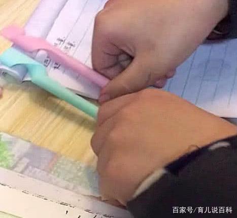 老师罚学生抄写，小学生拿出一样神器，网友：我小时候也用过！