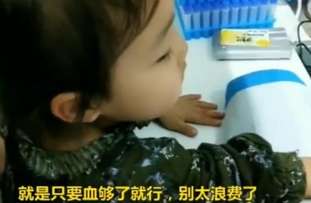 小姑娘害怕抽血，直夸护士阿姨最漂亮了，网友：太能忽悠人了