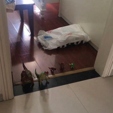 为了不让妹妹打扰自己写作业，哥哥想了个办法，妈妈看见后：绝了