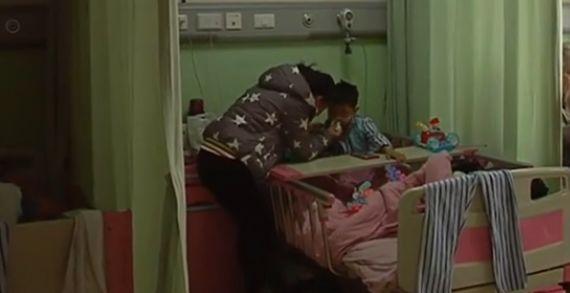 生下大胖小子，妈妈一看他的鼻子，吓呆了