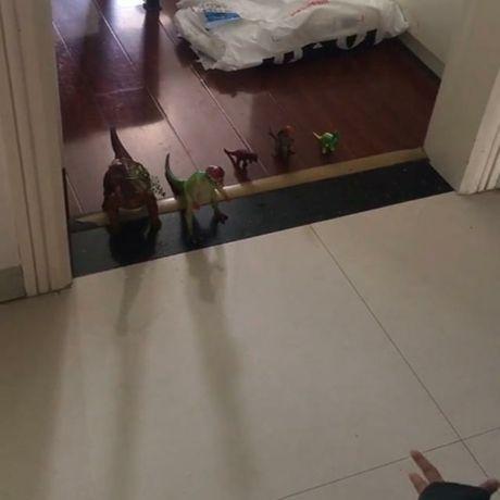 为了不让妹妹打扰自己写作业，哥哥想了个办法，妈妈看见后：绝了