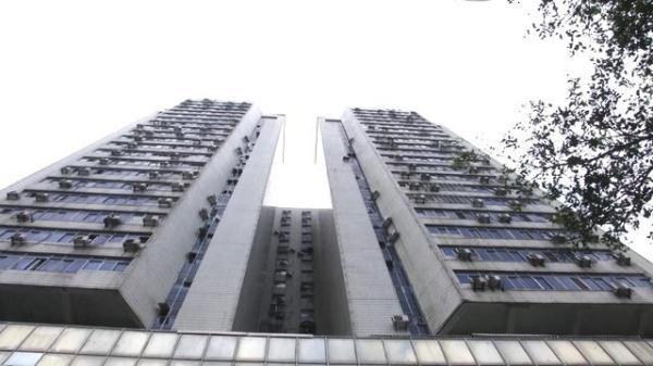 家人忙着开店做生意，三岁女儿从9楼家中掉到了4楼