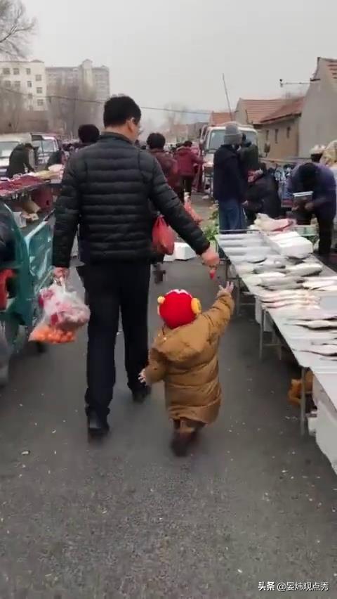 硬核爸爸带娃神操作 网友直呼：充话费送的！