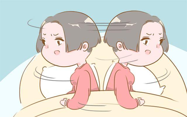 睡觉时，把宝宝放在中间好还是旁边好？这样睡最科学