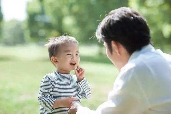 有个话唠宝宝真崩溃，宝爸：过年开车回老家600公里，孩子说一路