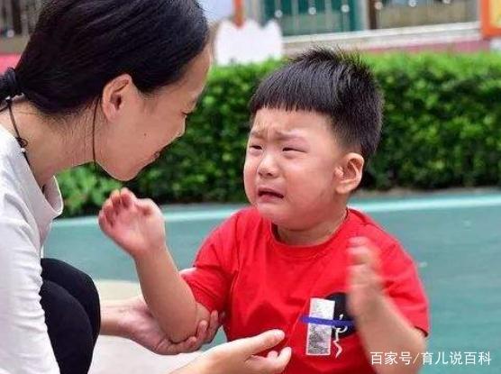 孩子哭着要买玩具，很多父母的处理方式都错了，正确做法是这样的