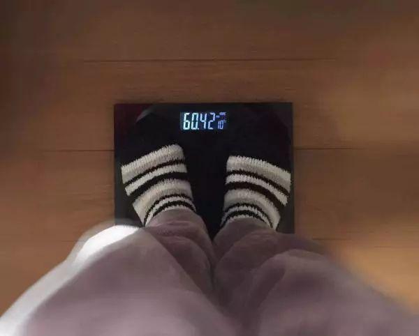 不准洗头洗澡吃蔬菜水果 婆子妈让坐传统月子