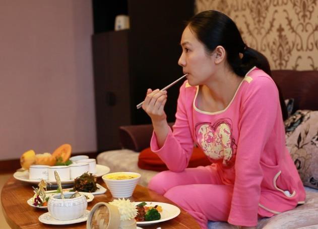 坐月子期间，产妇吃这4种水果时，要吃对方法，对产后恢复好！