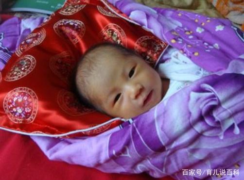 新生儿身上长出这种“黑头”，医生劝告：很正常，家长别乱挤