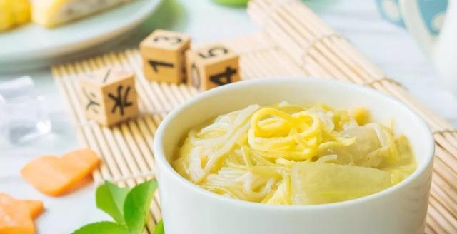 冬天，早餐我常给家人煮这面，营养足味道棒，孩子吃了个头蹭蹭长