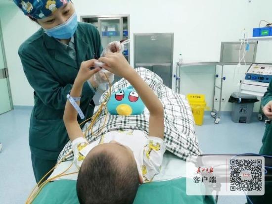 为安抚做手术的萌娃，医生搬出了奥特曼、愤怒的小鸟……
