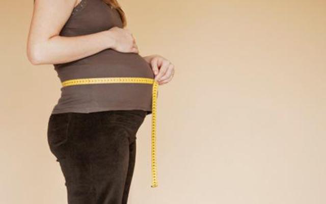 孕中期肚子发硬、发紧危险吗？医生：孕中晚期宫缩千万别大意！