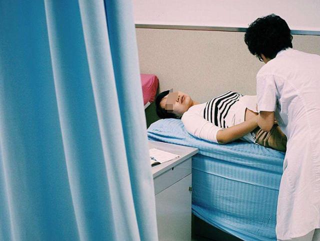 怀胎八月，大姨妈突然造访？医生检查后说：幸亏来得及时
