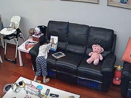 妈妈出差数月，想念女儿时打开监控，仔细一看眼泪忍不住流出来