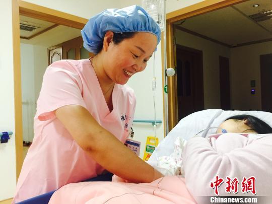 新生儿吸入羊水胎粪命悬一线 助产师嘴吸异物助脱困