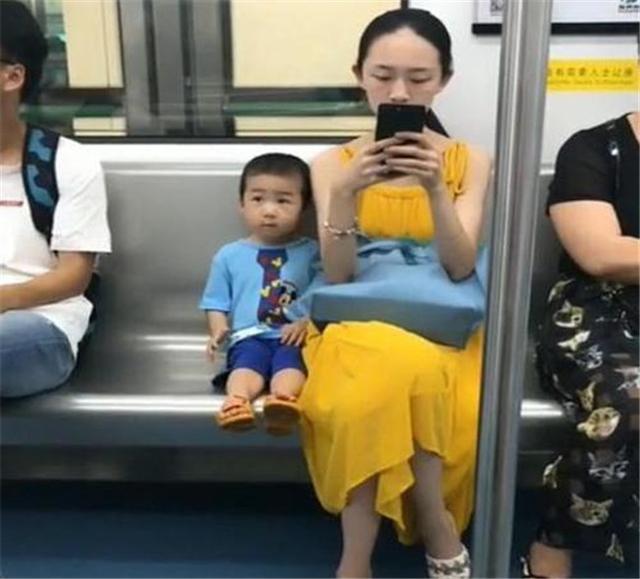 一节车厢两种家庭，两个孩子的未来让人一眼看穿，家教真的太重要