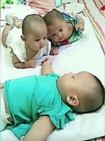 三胞胎睡午觉,两妹妹醒来后合计要不要叫醒哥哥,真是太可爱了