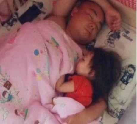 爸爸搂着女儿睡得香甜，镜头一转网友笑了，儿子：我是抱来的吗