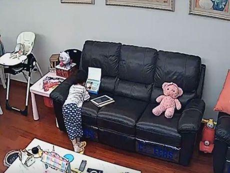 妈妈出差数月，想念女儿时打开监控，仔细一看眼泪忍不住流出来
