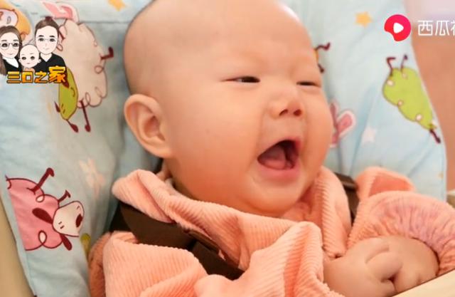 7个月宝宝太能吃，把妈妈气病？用奶瓶喝水把爷爷奶奶逗得哈哈笑