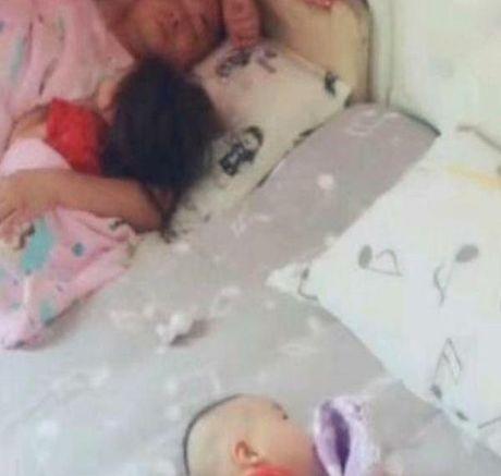 爸爸搂着女儿睡得香甜，镜头一转网友笑了，儿子：我是抱来的吗