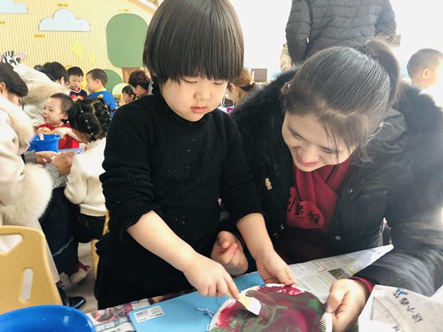 走红毯、看“佩奇”、玩面点济南这所幼儿园打造暖心亲子适园活动