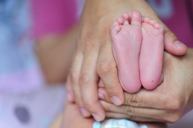 格格：如何让宝宝从奶瓶过渡到杯子喝水？育婴师来支招，错不了