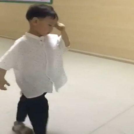 妈妈生二宝，小哥哥一直焦急地在产房外转圈，简直比爸爸还着急