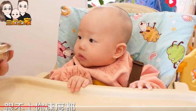 7个月宝宝太能吃，把妈妈气病？用奶瓶喝水把爷爷奶奶逗得哈哈笑