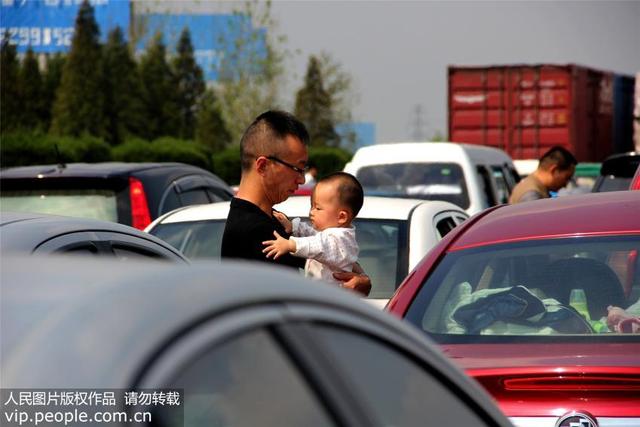带娃开车出行 勿忘带上这份“防止宝宝晕车”小贴士