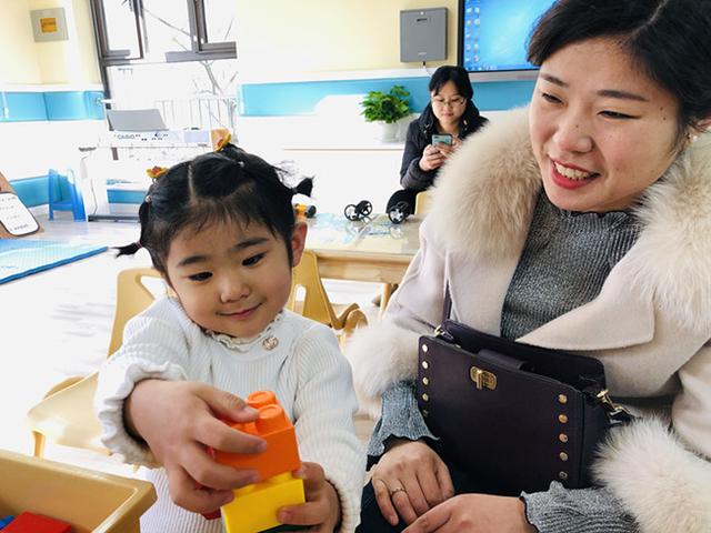走红毯、看“佩奇”、玩面点济南这所幼儿园打造暖心亲子适园活动