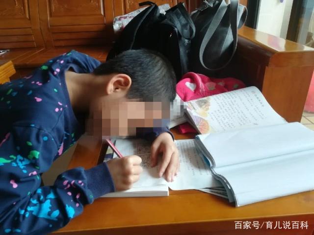因寒假作业过多，这位妈妈这么做，网友：大过年的，别折腾孩子