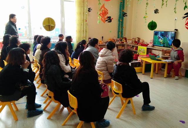 因幼儿园统一买书包没交费，老师群里留言，宝妈截图，评论炸了