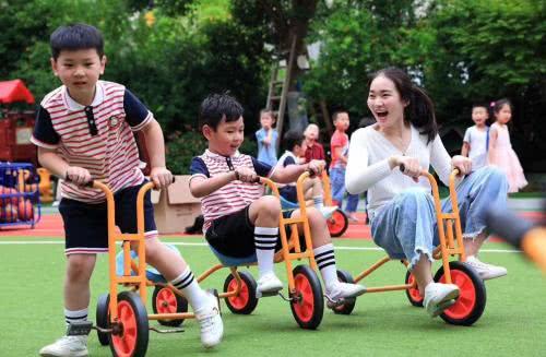 给孩子挑幼儿园，关键要看五个硬指标，达标了就安心送孩子入园吧