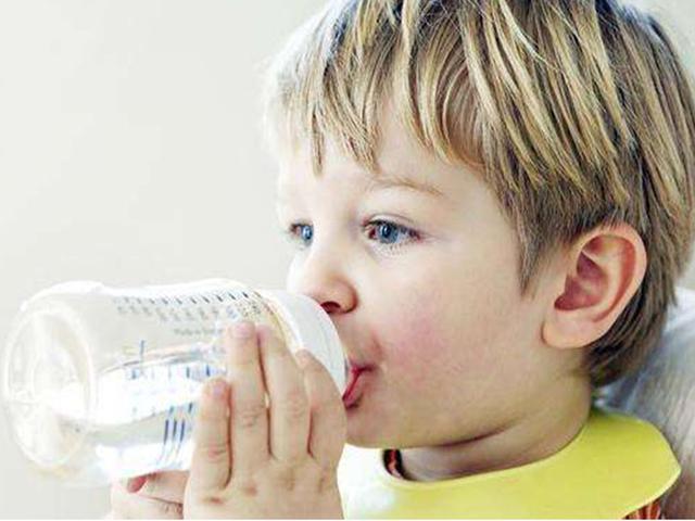 给宝宝选用奶瓶和吸管杯，这三要素是必选，宝宝用着安心