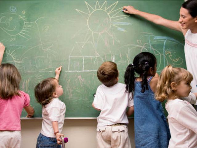 幼儿园老师因给孩子穿错鞋被开除，宝妈集体叫好，幼师有多难当