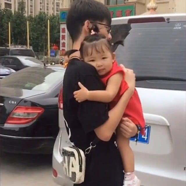 比妹妹大13岁的哥哥去接妹妹，却迟到了，妹妹的反应十分有爱