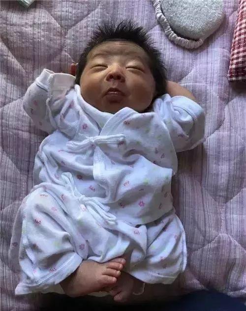 妈妈因狂晒女儿的“丑照”走红网络，网友为娃心疼：哈哈哈哈是亲妈吗？！