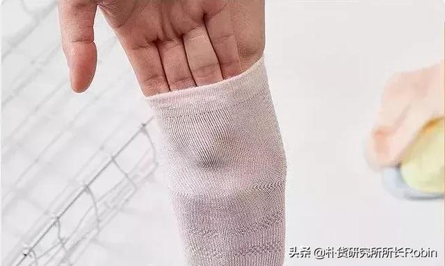 出生几天的宝宝面临截肢，这种袜子请别给宝宝穿，危害非常大！