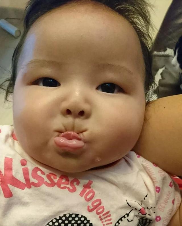 妈妈因狂晒女儿的“丑照”走红网络，网友为娃心疼：哈哈哈哈是亲妈吗？！