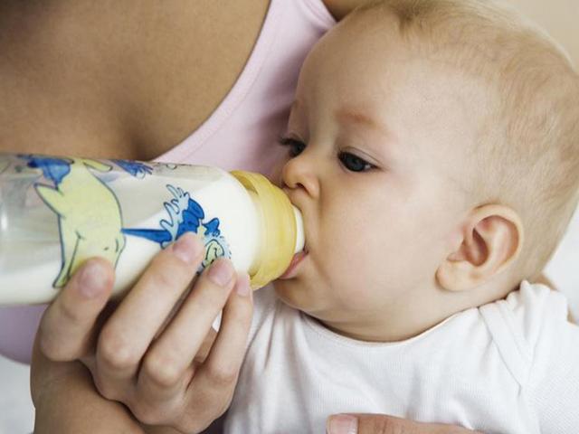 给宝宝选用奶瓶和吸管杯，这三要素是必选，宝宝用着安心