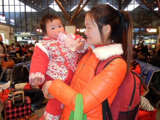 天气暖和了，也不要这样给孩子穿衣服，幼儿园老师表示孩子很受罪