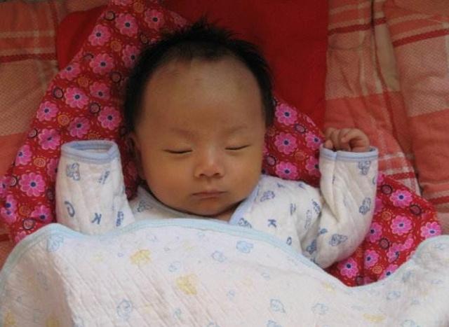 新生儿睡觉时，为什么总保持投降式睡姿？看完你就知道了！