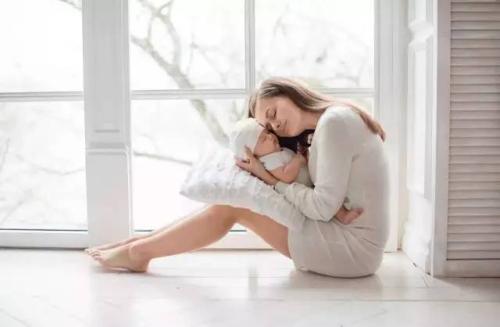 产后抑郁的准妈妈选择弃子自杀，我们到底该如何预防产后抑郁？